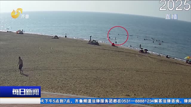莱州：双胞胎军人海水浴场勇救溺水妇女
