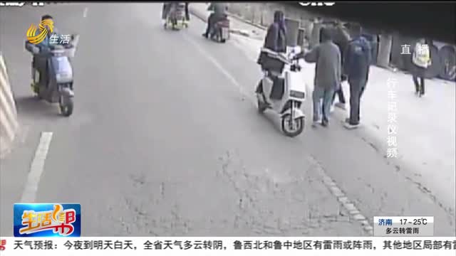 外賣騎手不慎摔倒 眾人援手相助脫困