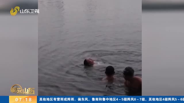 【第一现场】临沂:男子被困河中 市民上演“生命接力”